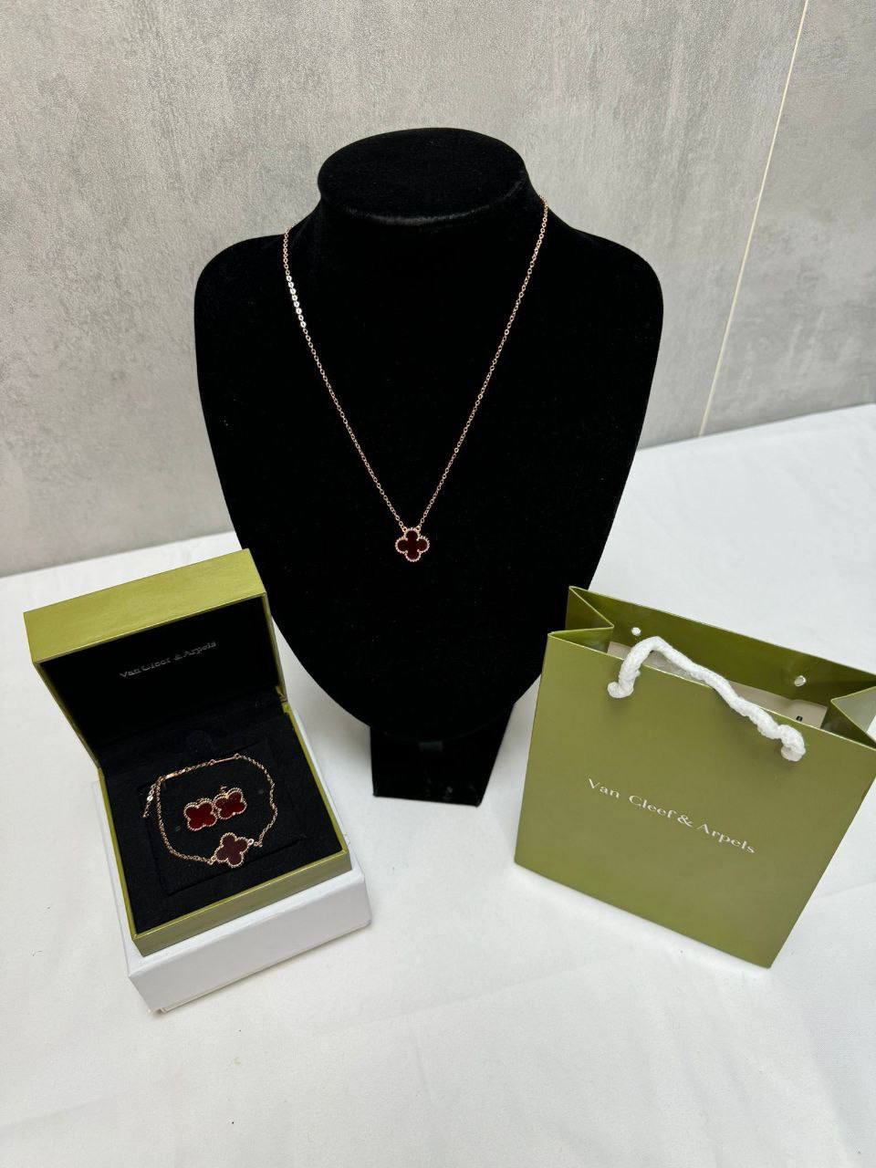Van Cleef & Arpels Sweet Alhambra Carnelian Necklace, Earrings & Bracelet Set Golden-Tone Women's Reps Sale UK Best Quality AAA Replica