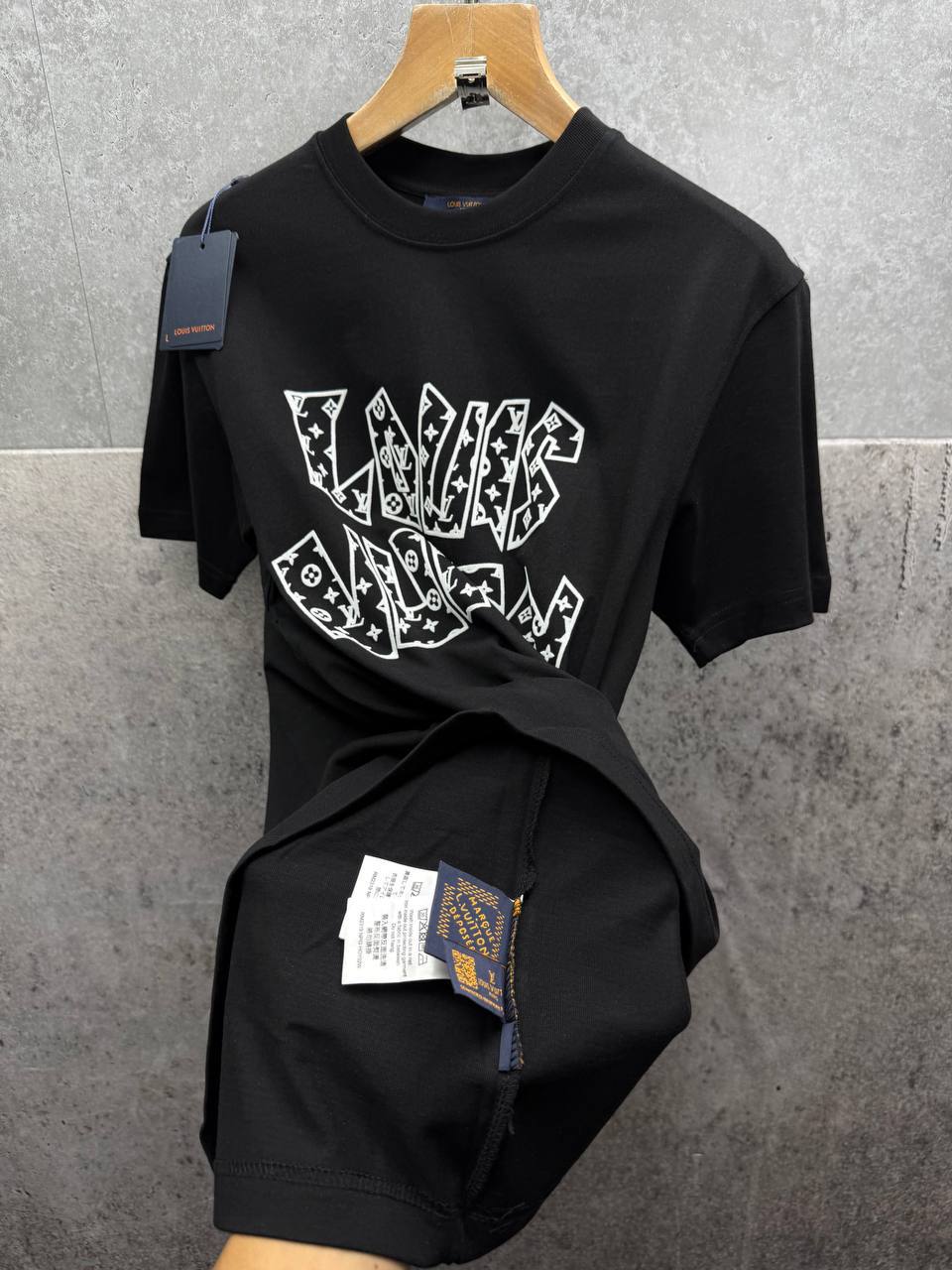 Louis Vuitton Signature Print T-Shirts Men's Women's in Black Color Reps Sale UK Best Quality AAA Replica
