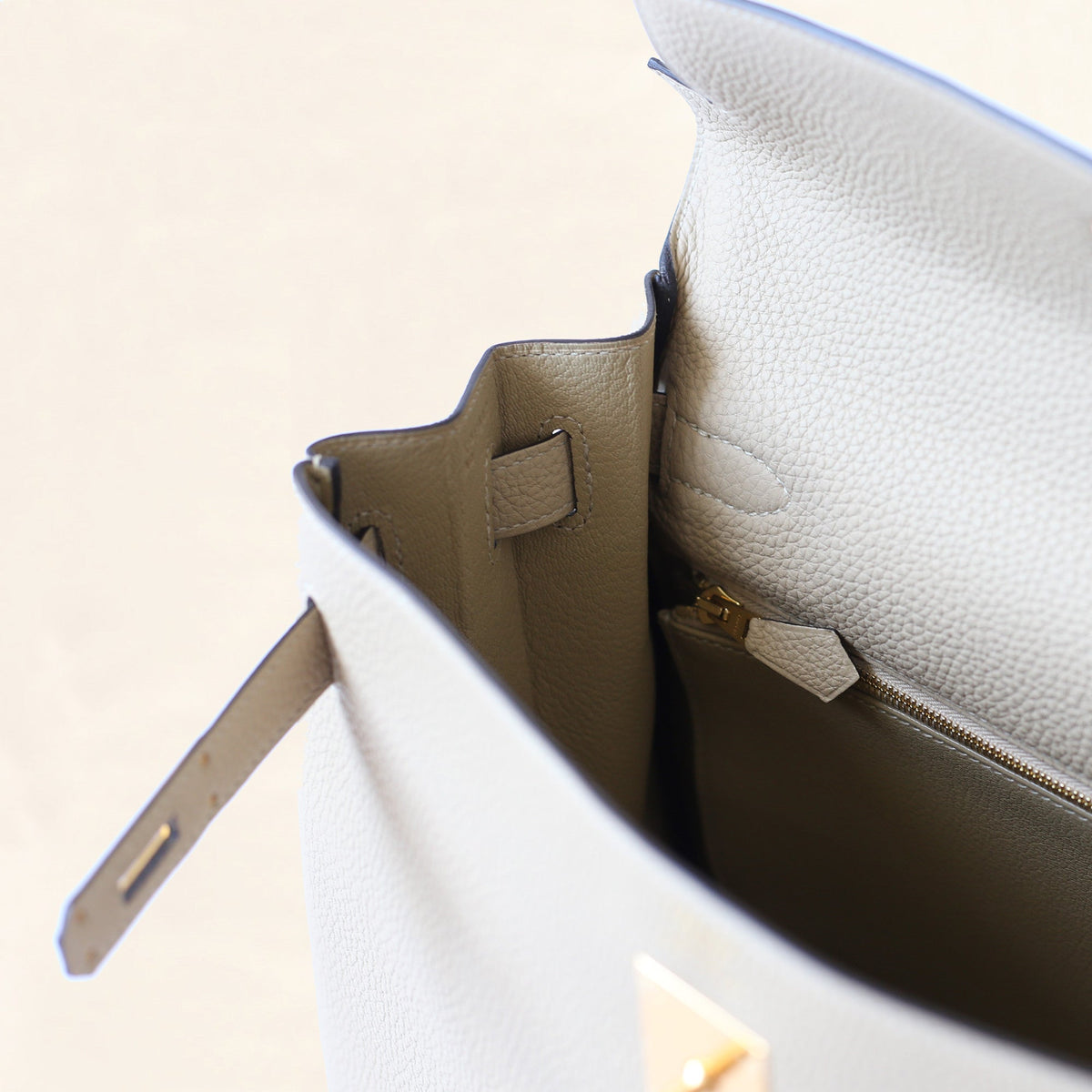 Hermès | Trench Togo Retourne Kelly - Gold Hardware | 32 Crowned Bag