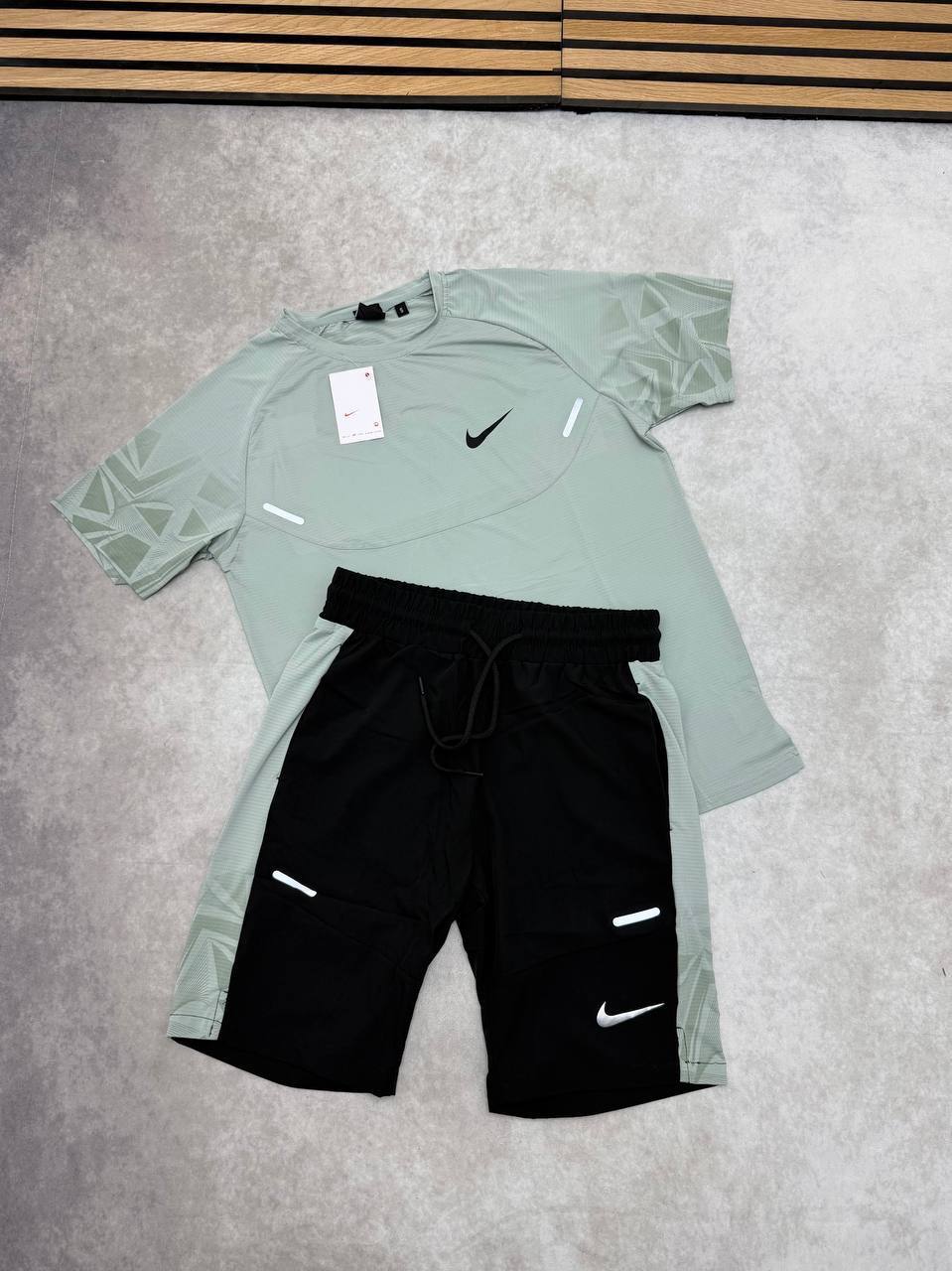 Nike Men's Stride Dri-FIT ADV Short-Sleeve T-Shirt & Shorts Set in Green Reps UK Best Quality Sale AAA Replica
