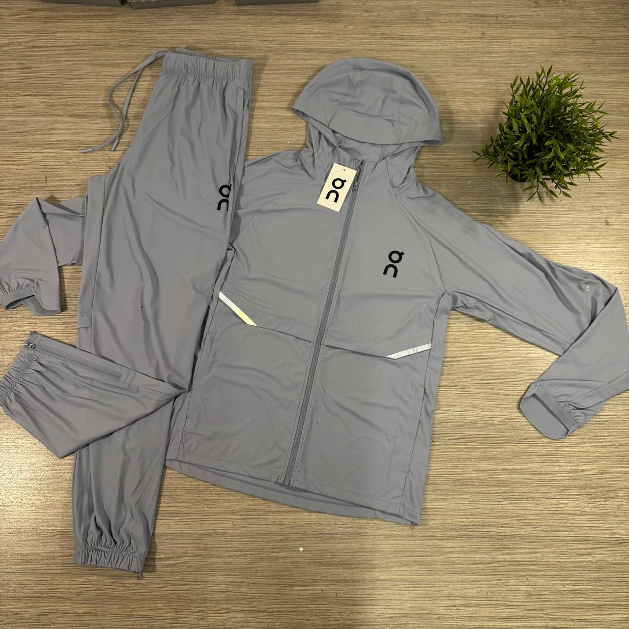 On Cloud Lightweight Running Core Tracksuits in Different Colors Men's Reps Sale UK Best Quality AAA Quality Replica