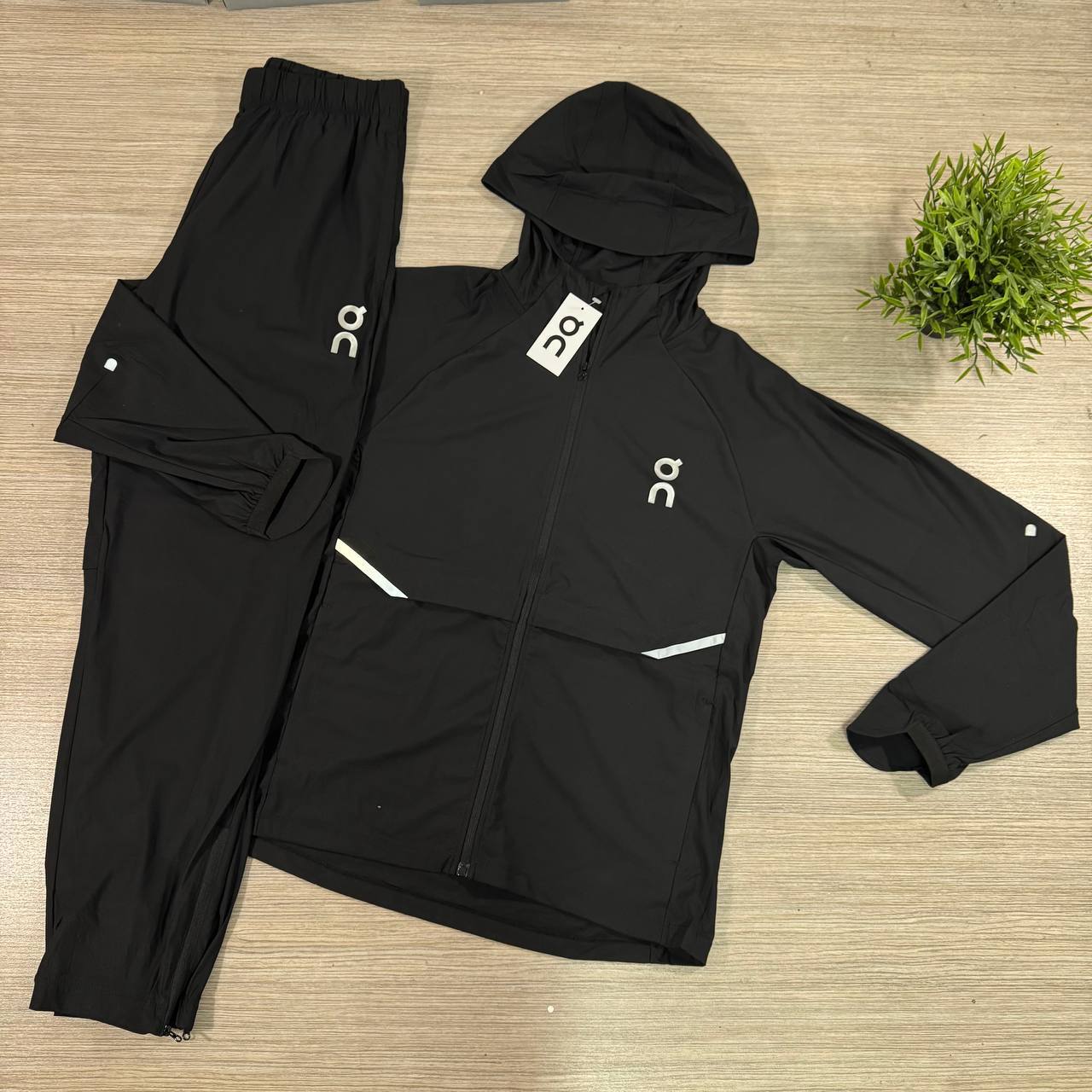On Cloud Lightweight Running Core Tracksuits in Different Colors Men's Reps Sale UK Best Quality AAA Quality Replica